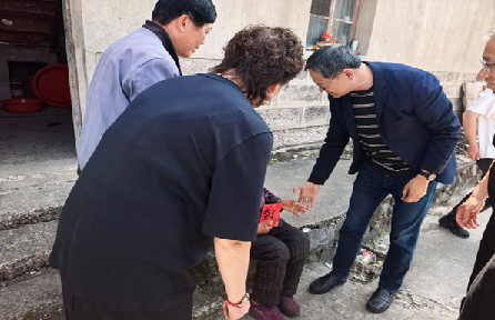 助困帮扶，与爱同行